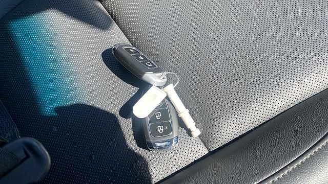 Hyundai KONA 1.6 GDi Hybrid Ultimate 5dr DCT Hybrid Hatchback White